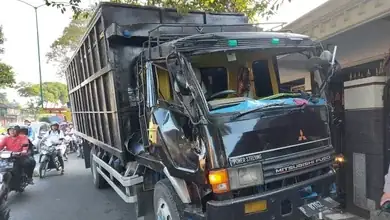 Hindari Pejalan Kaki Saat Menyeberang Jalan, Truk Banting Setir Tabrak Rumah