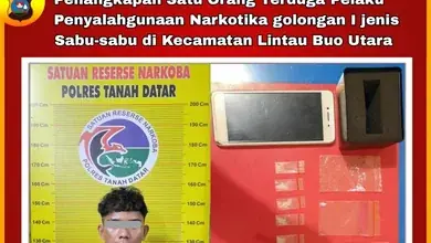 Wali Jorong saksikan penangkapan terduga pelaku penyalahgunaan Narkotika Jenis Sabu.
