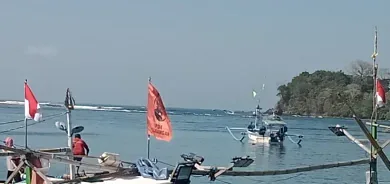 Hendak Bersandar Dua Kapal Penangkap Ikan Karam Diterjang Ombak