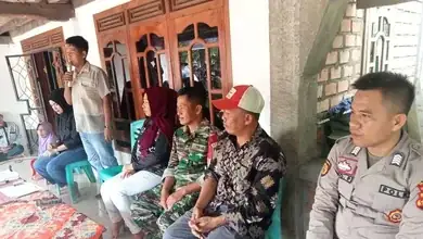 Sinergi Bersama Pemerintah Desa, Bhabinkamtibmas Polsek Rantau Alai Hadiri Pembagian BLT DD