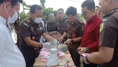 Kejari Ogan Ilir Musnahkan Barang Bukti Kasus Pidana, Ada Sabu Hingga Senpi