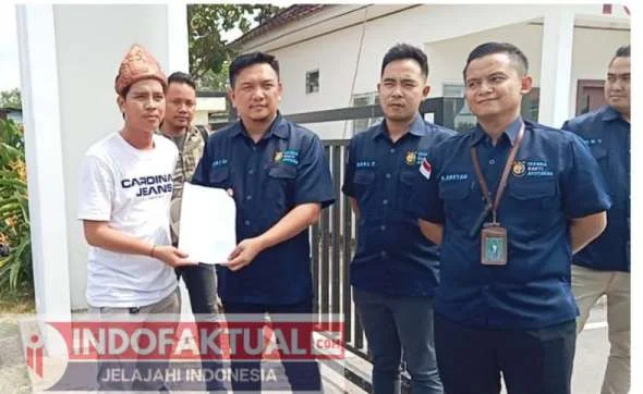 Oknum Kades Tanjung Serian Kecamatan Sungai Pinang di Demo Warga, Ada Apa.?