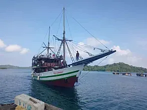 Kapal RSA Doctor Share dr. Lie Dharmawan II Sandar