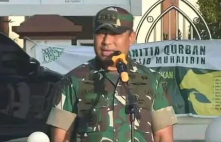 Kodim 1501/ Ternate Laksanakan Karya Bakti Bersih Pantai dan Sosialisasikan Peduli Lingkungan