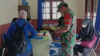 Peduli Kesehatan Warga, Babinsa Kodim 1501/Ternate Dampingi Pengecekan Kesehatan Lansia