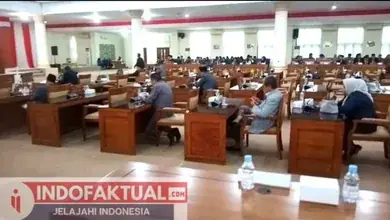 Miris.!! Pada Saat Rapat Paripurna, Anggota DPRD OI Diduga Malah Asyik Main HP