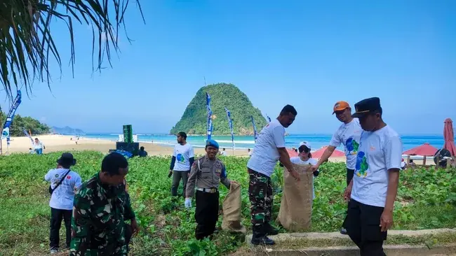 Hari Lingkungan Hidup Sedunia, PT BSI dan Pokmas Kompak Bersihkan Sampah Pantai