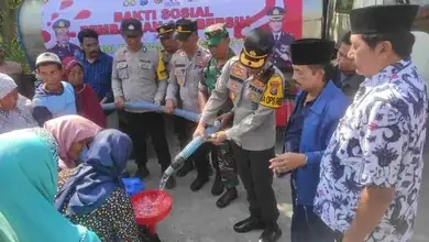 Jum’at Curhat Special Hari Bhayangkara Ke-77 Kapolres Sampang Bagikan Air Bersih Dan Sembako Di Desa Pacanggaan Pangarengan