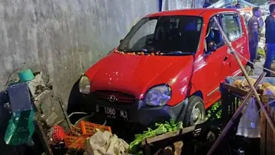 Rem Blong, Mobil Milik ASN Tabrak Pedagang Pasar