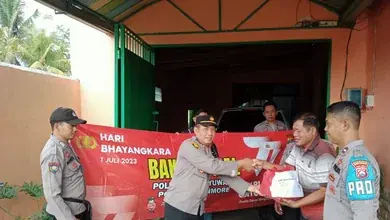 Sambut Hari Bhayangkara Ke-77, Serahkan Bingkisan Kepada Purnawirawan Polri
