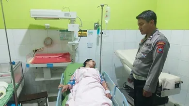 Kurang Waspada Saat Berkendara, Pemotor Disenggol Swift