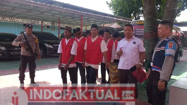 Melalui Pengawalan, Personil Polsek Tanjung Raja Pastikan Keamanan Bagi 11 Orang Tahanan Menuju Pengadilan Negeri Kayu Agung