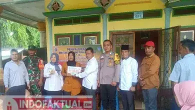 Bhabinkamtibmas Polsek Rantau Alai Hadiri Giat Pembagian BLT DD Tahap II di Desa Kertabayang