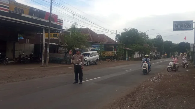 Adu Moncong Toyota Kijang Vs Truk Gandeng