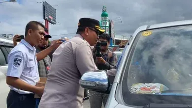 Aksi Simpatik, Polisi Bagikan Air Mineral di Pelabuhan Ketapang Banyuwangi