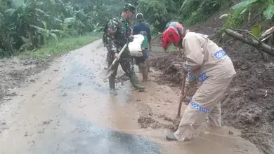 Polisi dan TNI Bersama Warga Kompak Bersihkan Tebing Longsor