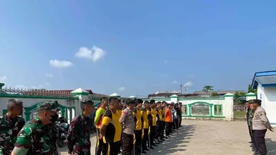 Kapolsek Tanjung Raja Pimpin Giat Bakti Sosial Pembersihan Sampah di Pesisir Sungai Ogan