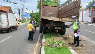 Sopir Mangantuk Truk Fuso Sasar Double Way