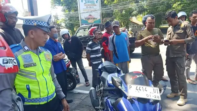 Yamaha R15 Adu Moncong Dengan Honda Brio, Pemotor Meninggal Dunia