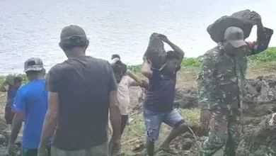 Akrab Dengan Warga, Babinsa Bersama Warga Gotong Royong Bangun Pondasi Mesjid