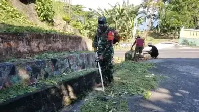 Babinsa Koramil 1501-02/Pulau Hiri, Bersama Mahasiswa KKN Unkhair Kerja Bakti