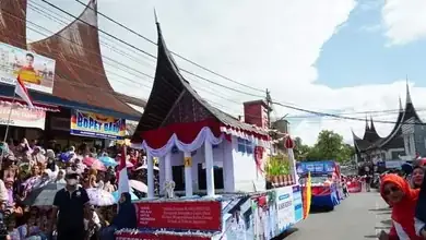 Kegiatan pawai Alegoris dibuka Bupati Tanah Datar Eka Putra SE MM