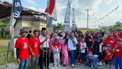 Kades desa Bakaran batu M.irwan tanjung melepas warga Gg Puri, jalan santai menyambut hari kemerdekaan 17 Agustus 1945