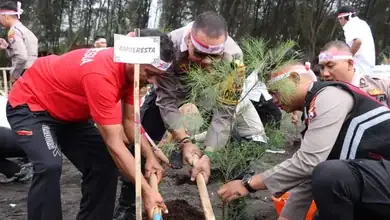 Peringati Hut RI Ke-78, Polresta Banyuwangi Tanam 1.531 Bibit Pohon Serentak