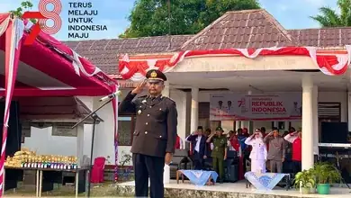 Kapolsek Iptu Sutopo Jadi Inspektur Upacara Penurunan Bendera Pada HUT RI ke 78 di Kecamatan Rantau Alai