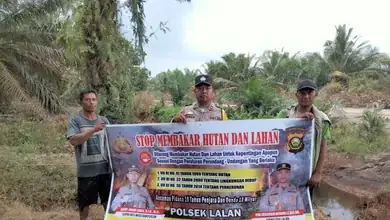 Bentangkan Spanduk, Polisi RW Polsek Lalan Himbau Warga Untuk Cegah Karhutla