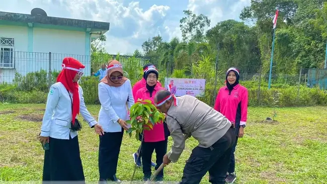 Polri Lestari Negeri Penghijauan Sejak Dini, Kapolsek Rantau Alai Pimpin Giat Penanaman 150 Pohon di Wilayah Hukumnya