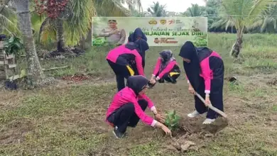 Bhayangkari Ranting Lalan Dukung Suksesnya Penanaman Pohon Serentak dan Program Polri Peduli Penghijauan