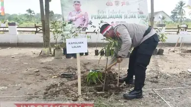 Kapolsek Ipda Zulkarnain Afianata, S.T., M.Si., M.H Pimpin Giat Penanaman Pohon Serentak di Wilayah Hukum Polsek Lalan