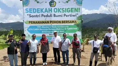 Jalin Sinergitas dan Peduli Lingkungan, Perhutani dan YPP Mamba'ul Huda dan LMDH-KTH Tanam Ratusan Pohon
