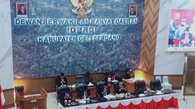 Ketua dan anggota DPRD Deli Serdang mendengarkan rapat sidang paripurna yang di gelar di Jakarta