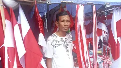 Penjual Bendera Merah Putih, Di Depan Plaza Gamalama Menurun