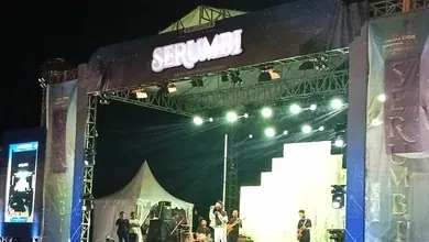Malam Ke-II Gelaran Sarumbi, Vicki Salamor Menghibur Warga Kota Ternate