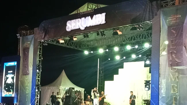 Malam Ke-II Gelaran Sarumbi, Vicki Salamor Menghibur Warga Kota Ternate