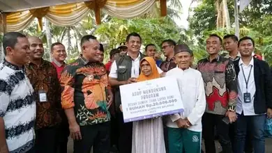 Pemkab Lamsel Bersama PT ASDP Bakauheni Berikan Bantuan Bedah Rumah di Desa Kenyanyan dan Desa Hatta