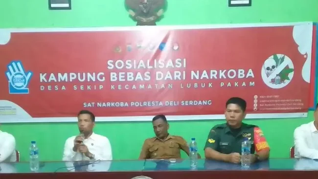 Kasat narkoba Deli Serdang melakukan sosialisasi di kantor desa sekip lubuk pakam