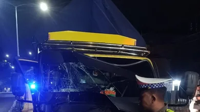 Gara-gara Rem Blong, Truk Mitsubishi Tabrak Truk Diesel Di Traffic LightÂ