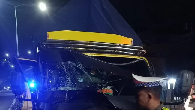 Gara-gara Rem Blong, Truk Mitsubishi Tabrak Truk Diesel Di Traffic Light