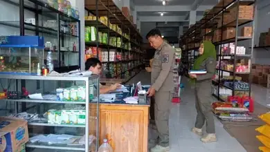 Gencarkan Penertiban Izin Usaha Aparat Satpol PP Sambangi 112 TokoÂ