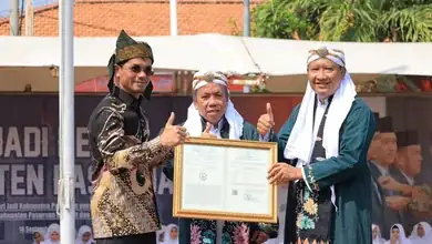 Plt Kakanwil Kemenkumham Jatim Serahkan Dua Sertifikat IG Kepada Bupati Pasuruan 