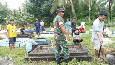 Babinsa Koramil 1509-02/Obi, Serda Anyong Warwefubun, Babinsa Desa Gambaru Melaksanakan Pembersihan Lingkungan Bersama Warga binaannya