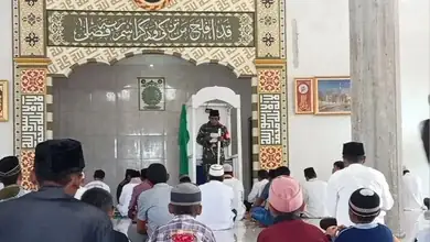 Babinsa Koramil 1509-02/Obi, Serda Anyong Warwefubun, Hutbah Jumat Dan Sholat Jum'at Berjamaah Di Desa Gambaru, Kc. Obi Selatan.