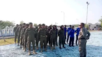 Kabid Perda Satpol. PP Memimpin Apel Halmahera Timur.