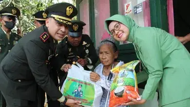 Peringati HUT TNI, Dandim 0402/OKI Anjangsana Kepada Para Warakawuri