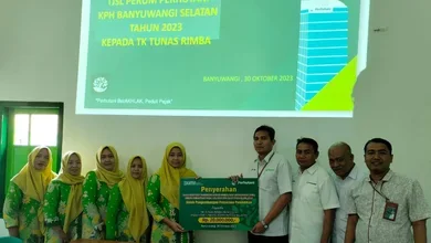 Perhutani KPH Banyuwangi Selatan Serahkan Dana Bantuan TJSL Rp 20 Juta Untuk Pengembangan Prasarana Pendidikan