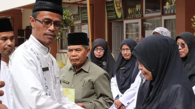 Pengabdian Setengah Abad Dalam Profesi Guru , MTI Candung Berikan Penghargaan ?